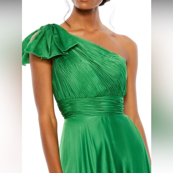 NEW without tags - Green satin one shoulder ruched MacDuggal dress size US 2 - Picture 4 of 7